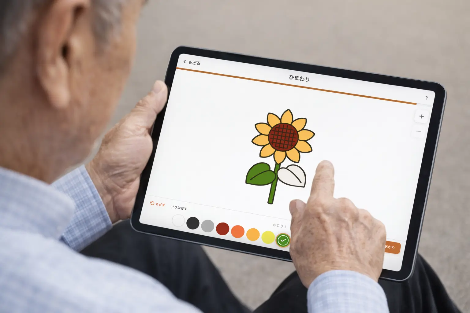 タブレットで塗り絵を楽しむ手元